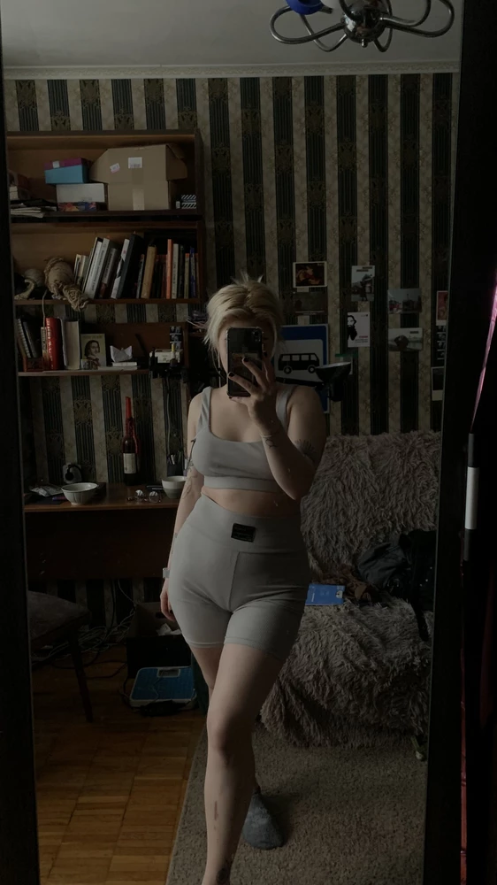 Костюм потрясающий!!! Но велосипедки просвечивают трусы — это очень обидно. А остальное 10/10