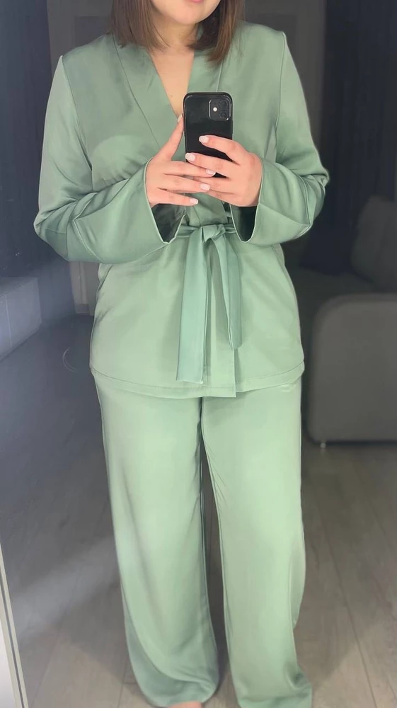 Давно хотела такой костюм для дома, но померила с каблуками и решила, что в нем пойду на свадьбу подружки, цвет идеален под цветовую гамму!
Заказывала 44 размер, размер соответствует
Очень удобный, комфортный, швы все идеальные
Нитки не торчат