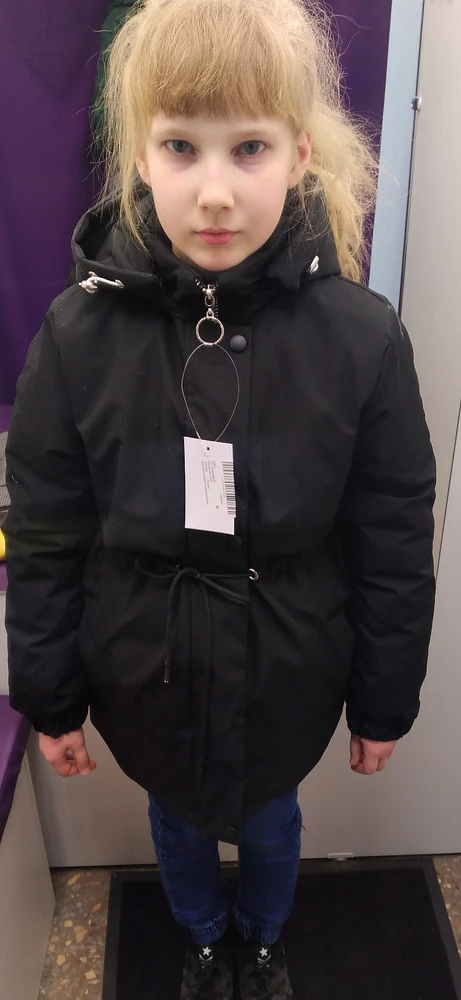 К сожалегию нам не подошла куртака. К ткани всё сильно липнет, пришла уже вся в каких то белых лохмотьях(на фото видно). Маломерит. Дочь ростом 137 см. Рукава коротковаты оказались.