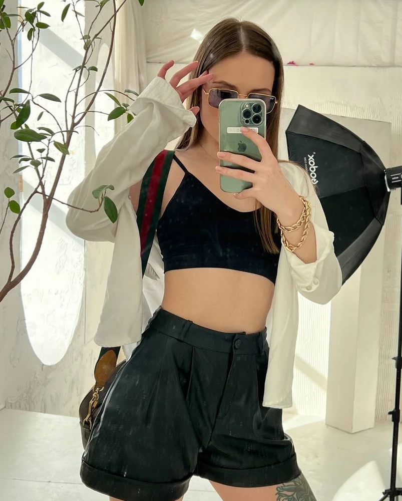 Огонь)) на талию 65 и бедра 93 44 размер сел офигенно))