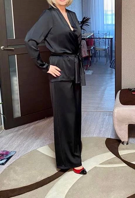 Костюм пришел достаточно быстро. Ниток нет, упакован хорошо. Фото соответствует полностью, качество отличное. Гладиться легко, можно просто отпарить. Ткань не смотрится дешево, плотная, можно носить не только дома.