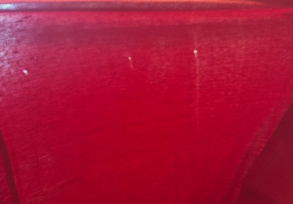 Будте внимательнее,футболка пришла с дырками