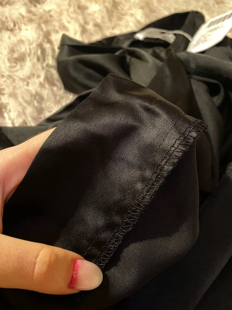 Костюм качественный, прошит хорошо, нашивная бирка не доставляет дискомфорт, как на некоторой одежде
У меня уже был подобный костюм, но быстро разлезся, этот выглядит более надежным
Думала материал более легкий, но так смотрится дороже