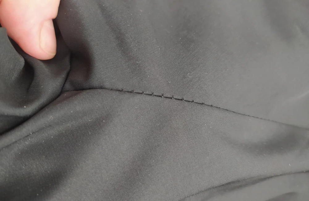 Ужасная ткань,строчки,дырки от иглы . Всё не очень, кроме задумки модели ,даже не мерила.