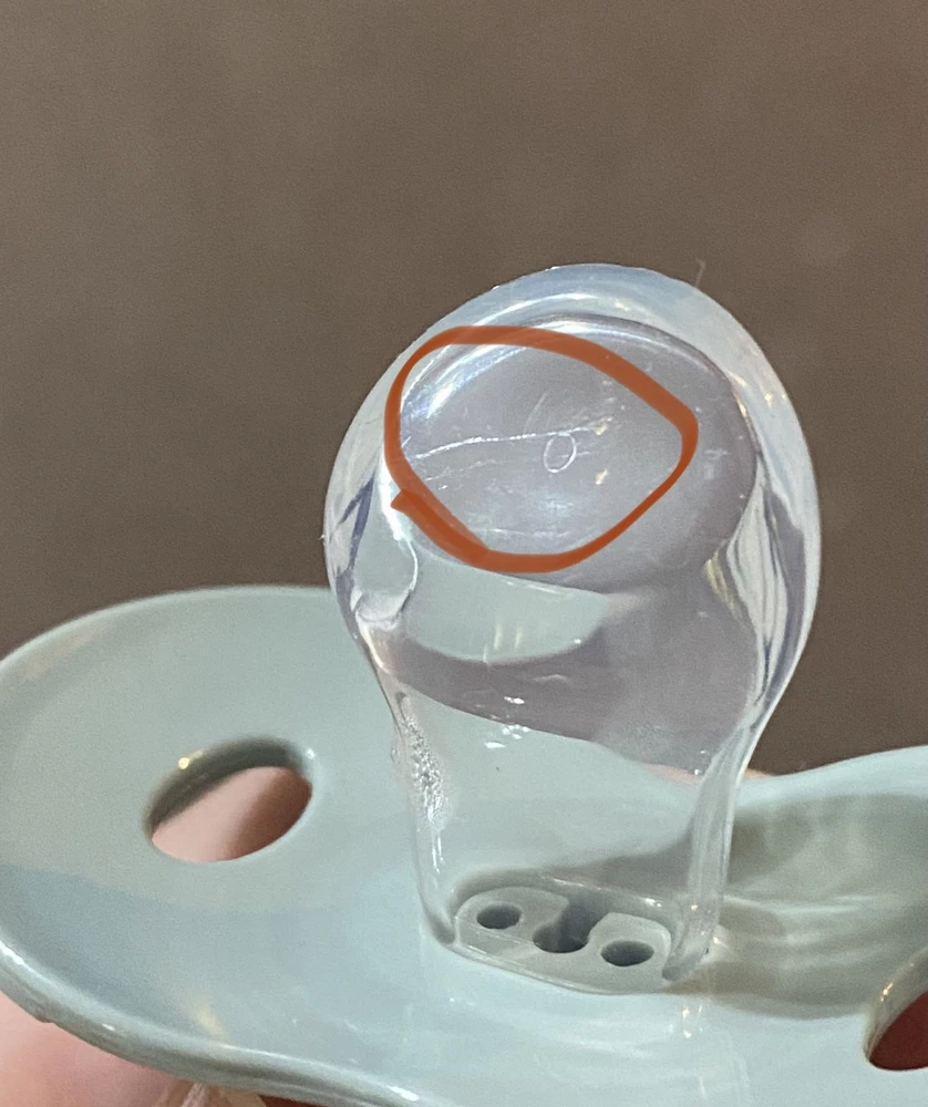 Это уже крик души! В вашей организации совсем нет контроля качества? Первую заказала пустышку в ней на самой соске прилипший кусок пластика от основания пустышки. Ей соответственно не пользовались. Купила снова пустышку с медведем тк уже был куплен держатель. Так вот , каково было мое изумление открыв упаковку , что на пустышке огромная глубокая царапина . Я в полном недоумении. Естественно через упаковку изъяны не видны. Ни в одной другой фирме никогда не попадали такие изделия.Выброшены деньги просто так. Не рекомендую вашу продукцию.