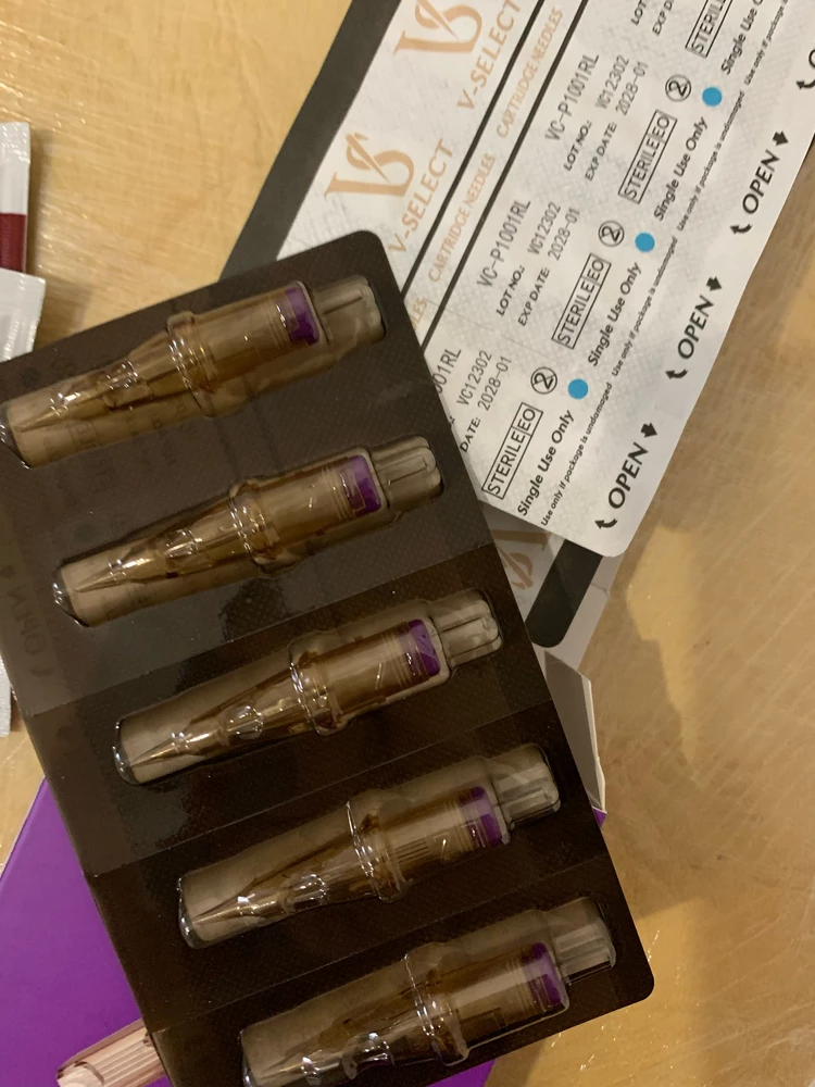 Может мне так «повезло», но, попробовав три картриджа, пожалела о покупке. Очень сильно травмируют кожу, плохо укладывают пигмент. Пробовала на трёх разных людях (естественно, на каждого клиента новый картридж). Из плюсов: хорошая упаковка, не плюют пигментом. Расстроилась, дорабатывала на квадроне…