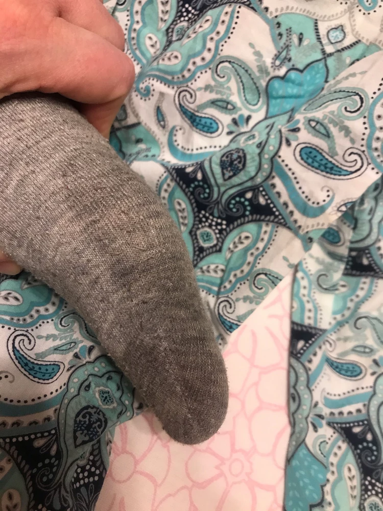 Внешний вид и удобство понравились,однако!!!!-оба сапога протекают!Заметили на второй же день-дочь сняла сапоги,а носки мокрые.Прилагаю фото носков.Вероятно протечка идёт между стыком чёрной и серой части подошвы.