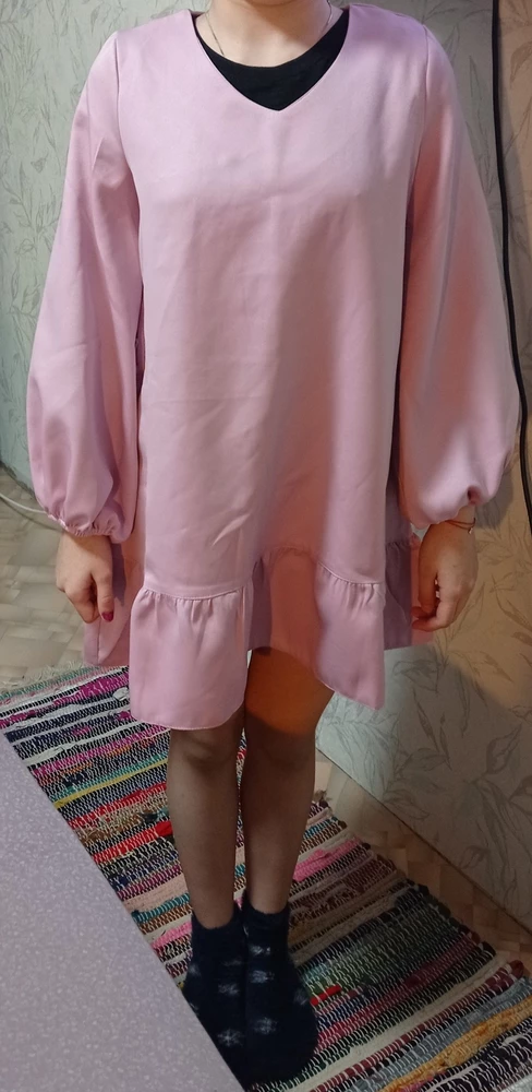 Ткань плотная. Сшито аккуратно. Мне не нравится как село, как мешок. Но дочери понравилось, пришлось взять. На фото девочке 10 лет. Рост 152