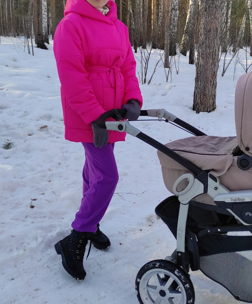 Большемерит и увеличивает плечи, померила дома, хотела вернуть но не успела это сделать за 14 дней, пришлось оставить. Если бы не лишний объем, в остальном куртка хорошая