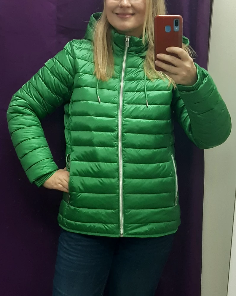 Куртка симпатичная, но мне не подошла. Во-первых, очень тёплая (на +2 +5), я искала полегче на весну, во-вторых, травянистый оттенок зелёного мало кому к лицу (ожидала холодный изумрудный).