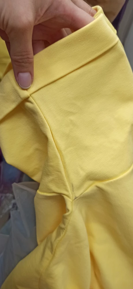 Лишь с 4го раза смогла выкупить костюм. 
Целая эпопея: 1й раз пришёл желтый от разных ростовок, футболка 42-44, шорты 46-48, вернула как брак. Дальше заказала крем-брюле и снова жёлтый в надежде выкупить оба, но крем-брюле мне совершенно не подошёл по цвету, а жёлтый, опять же, пришёл с разных ростовок, как и в первый раз, это прикол такой? Ну думаю, пока в пункте выдачи, закажу в последний раз жёлтый, ну реально за каждый косяк и каждую примерку платить и портить процент выкупа надоело. 
Приехал костюмчик аж из Казани, нужный размер, вроде без косяков, кроме того, что он местами был грязный. Скрепя сердце за такую цену выкупила, золотым вышел, уж очень нужен, буду отстирывать.
Костюм не идеален, но хорош, а вот ВБ ... тут уже просто без комментариев.