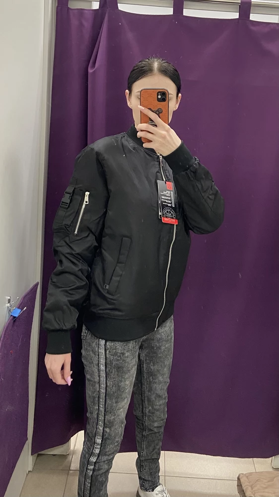 Согласна - качество хорошее! Фасон более мужской. На 42-44 размер взяла 50, оказались очень длинными рукава, на рост 170 попу не совсем закрыла. Размер 48 (на представленном фото) сел лучше, рукава уже более комфортные, не такие длинные, но опять же плечи кажутся широкими, фасон немного не мой. Дело вкуса.