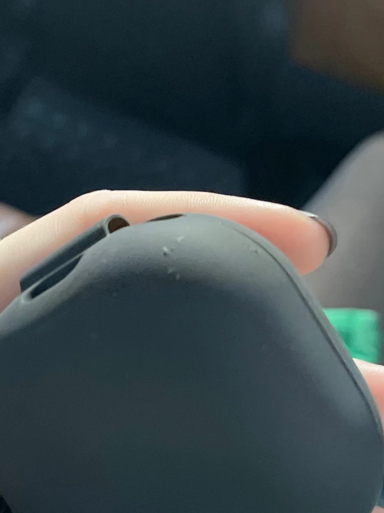 Пришел с царапиной, в какой грязи и сидит несимметрично, клей сверху на чехле держался «на соплях», но если не всматриваться, то норм