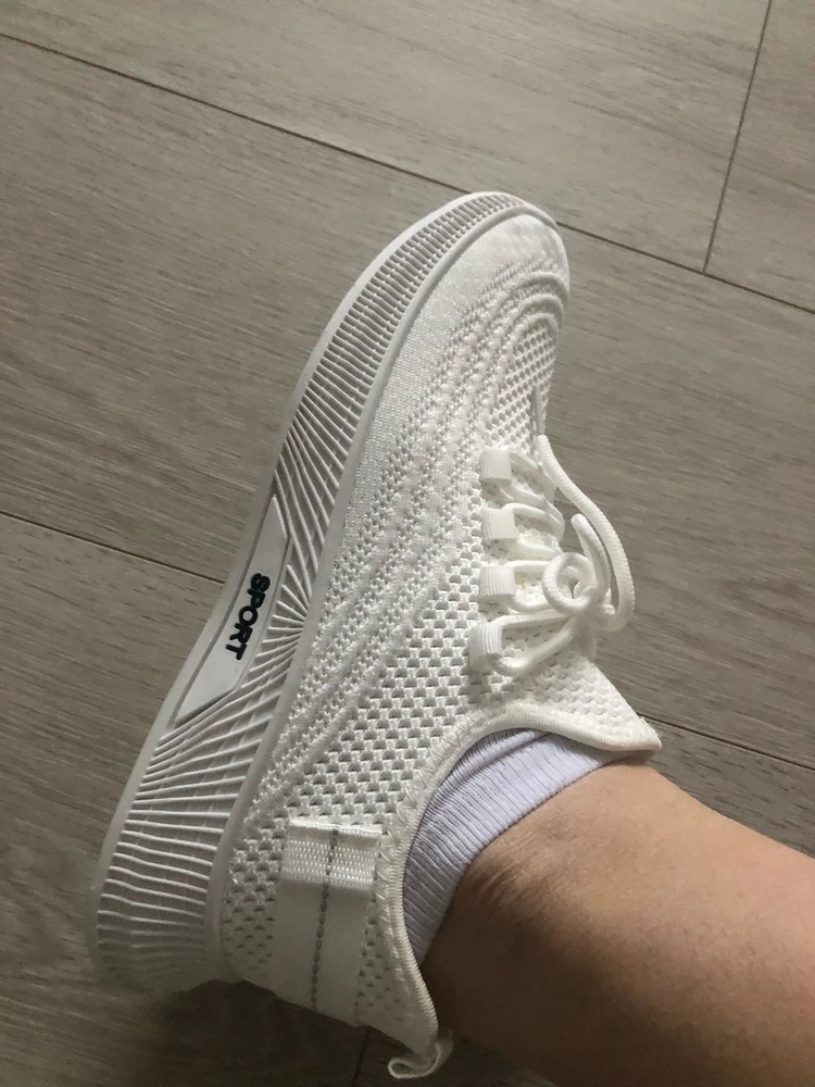 Классные кроссовки , купила за 24 BYN 🇧🇾, сели хорошо , на узкую и среднюю толщину ноги сели супер , надеюсь будут хорошо носиться