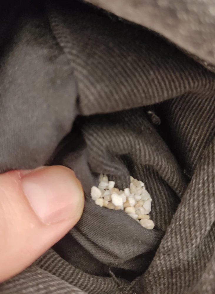 Куртка не плохая, но наружние карманы зашиты, один на половину, второй полностью, внутри карманов какой-то песок и мелкие камешки