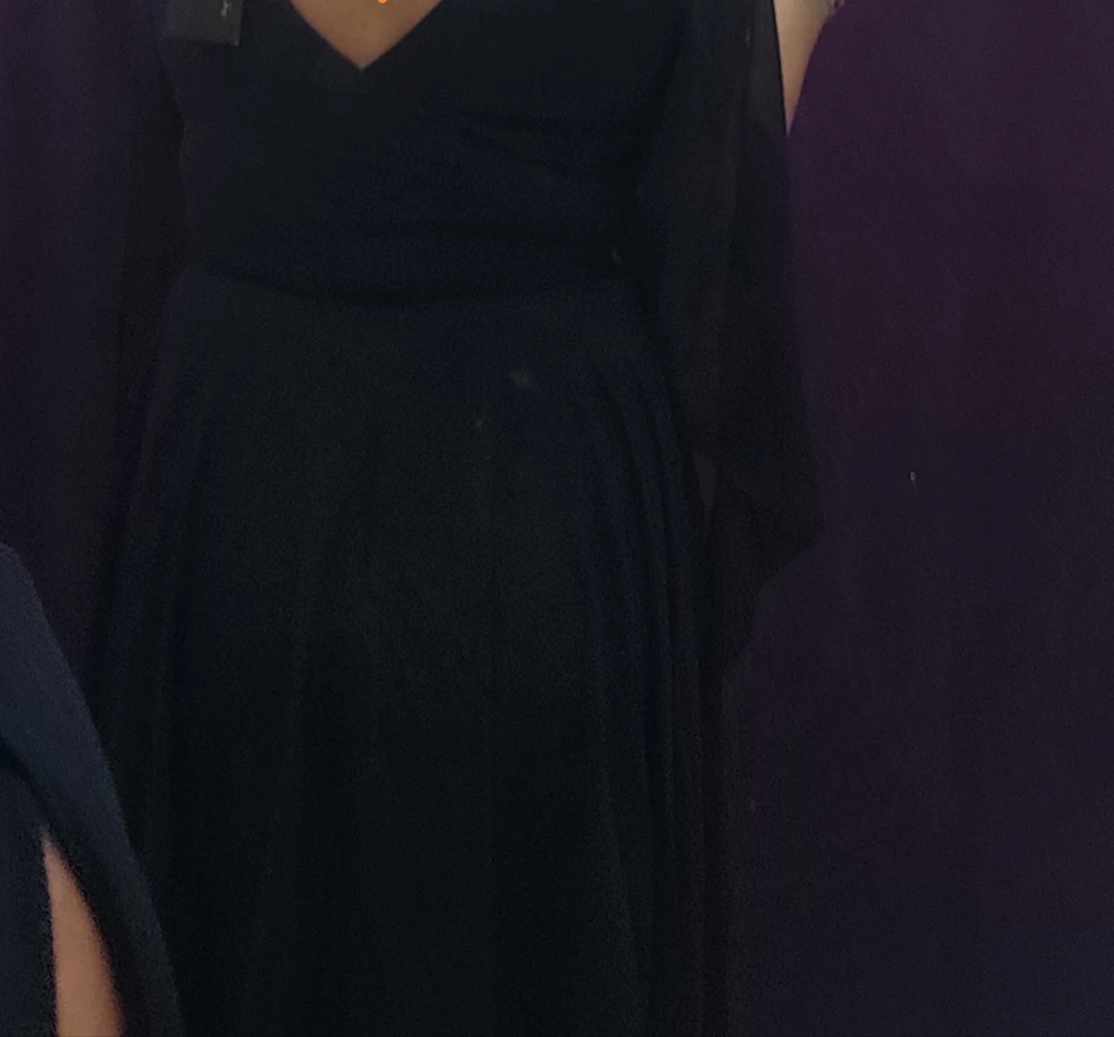 Хорошее платье, прекрасно сидит, красивые и чёткие швы, но цвет не соответствует цвету на фото продавца. Платье настолько темно синее, что кажется почти черным. Поэтому отказ😞