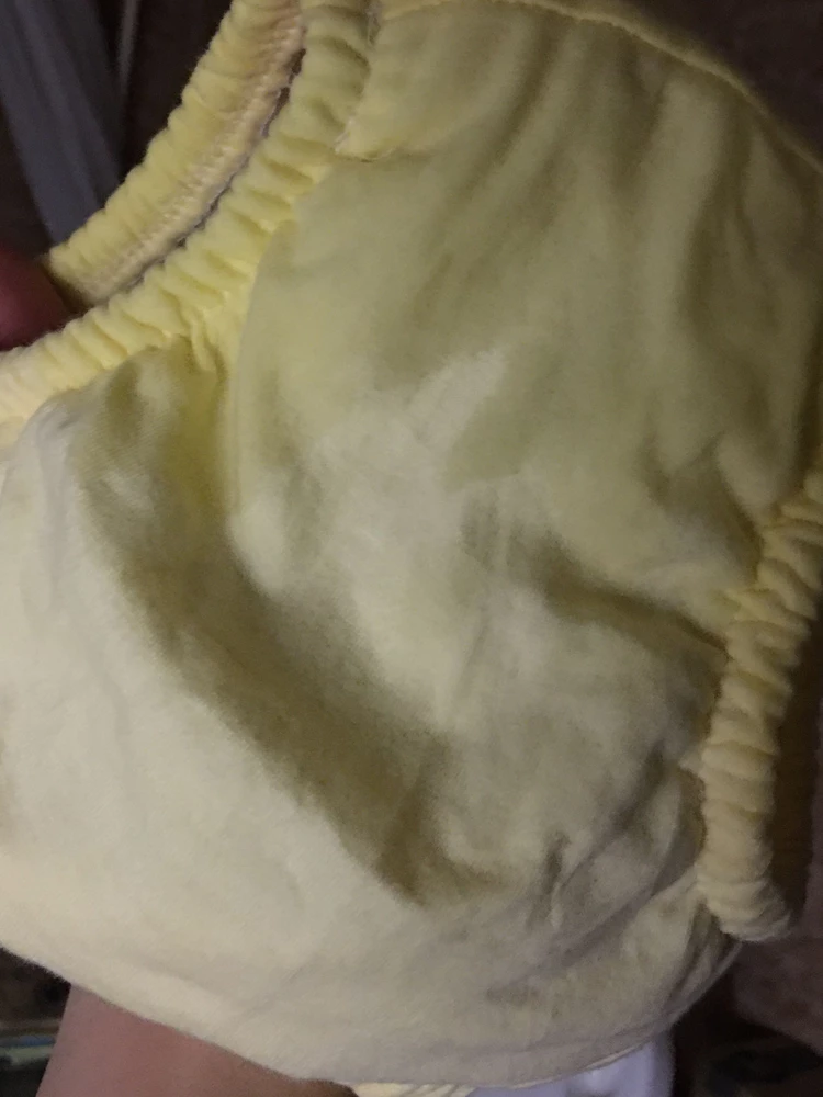 Протекают. Не впитывают, вернее впитывают насквозь вместе с одеждой. Одели. Через 15 мин результат на фото. На вес 10800 и рост 77 см подошёл размер 1. (Не большие и не жмут) но хотелось бы, чтобы только внутри трусики были мокрые.