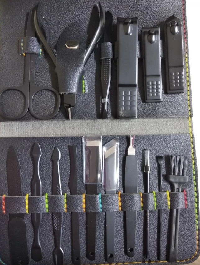 По факту игрушечный набор. Фото чехла отличается от отделки чехла по факту, ножницы тупые, заточки нет у многих инструментов, + скол/царапины на одном из инструменов, единственный плюс быстрая доставка