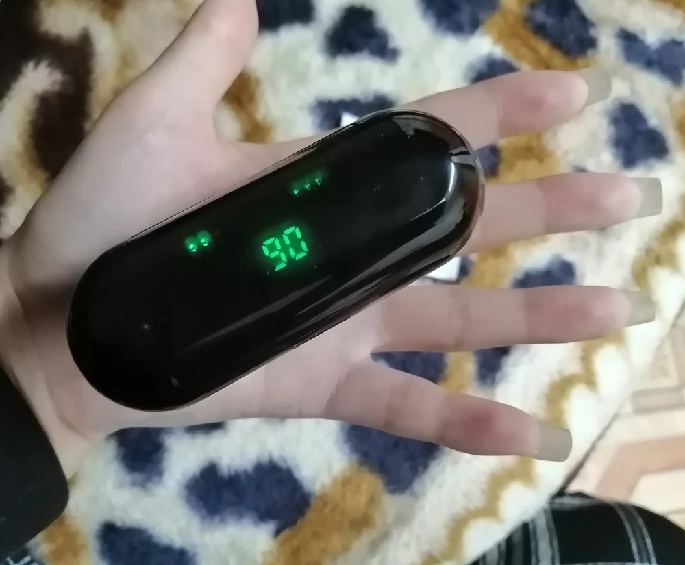 За такую цену наушники хорошие, бас хороший, быстро заряжает также кейс заряжает не только наушники но телефон может зарядить 😍😍