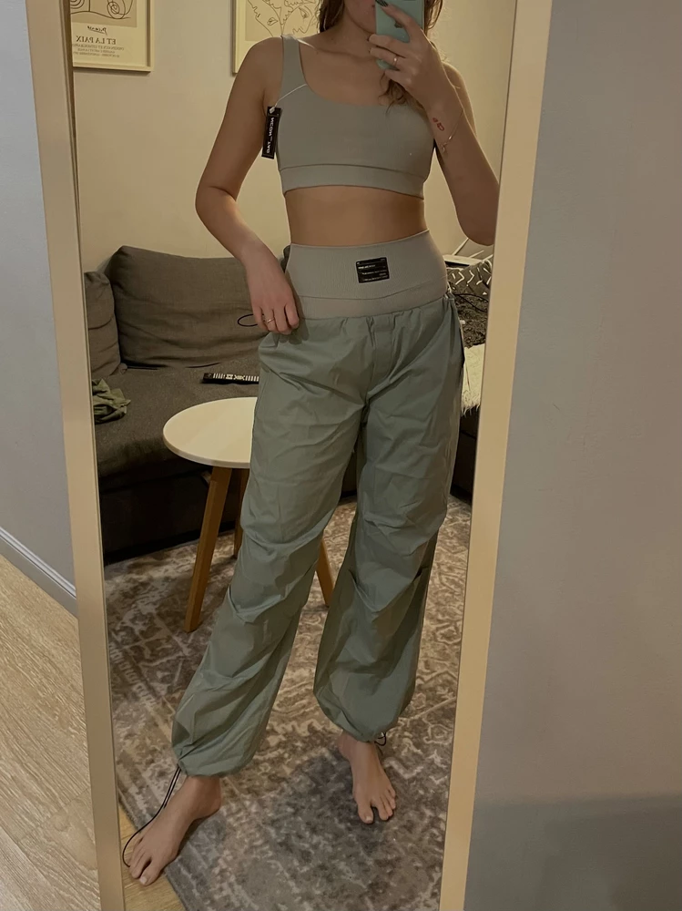 Учитывая свой рост я далеко не S, но при этом в этот размер влезет два меня,учитывая как он тянется. Оставила с учетом того что буду носить костюм под эти штаны, иначе низ смотрится с этой тканью как панталоны.Прошу учитывать конструктивную критику,зная,как вы против негативных комментариев)