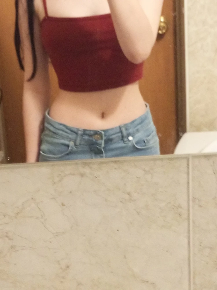 Джинсы классные, брала на размер больше, чтобы пониже сидели. Советую💕
Мои параметры 82-60-92