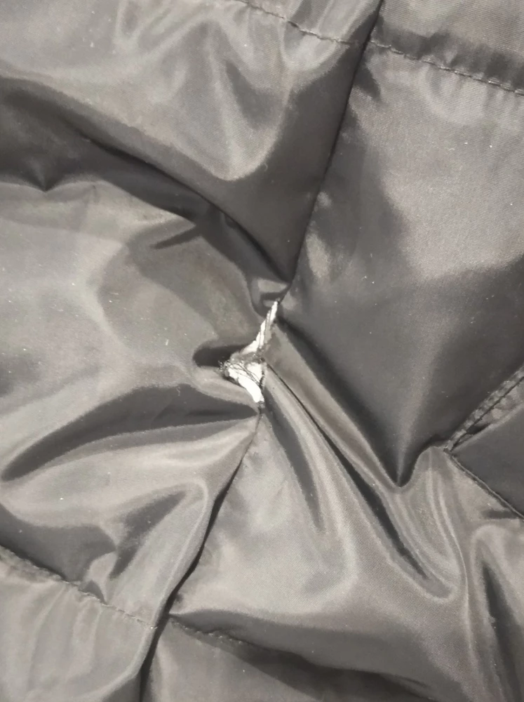 Куртка не плохая,но принесла домой и увидела дырку, оставила дочке понравилось,будем зашить.