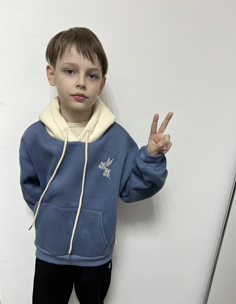Толстовка 🔥 но мой очень любит капюшон надевать а он чисто для декора , на голову его не хватает ((((