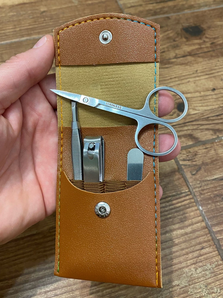 Идеален для мужчины, и как туристический. Мягкая кожа. И всё необходимое. Ножницы острые сразу 👍