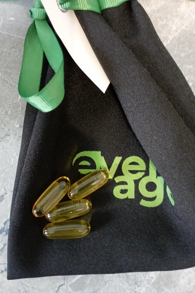 Неожиданно приятно было получить  в мешочке красивом! Омегу пью на постоянной основе. Очень удобные капсулы и применение 1-2 капсулы. И самое главное, хороший состав. Надёжные. Рекомендую!