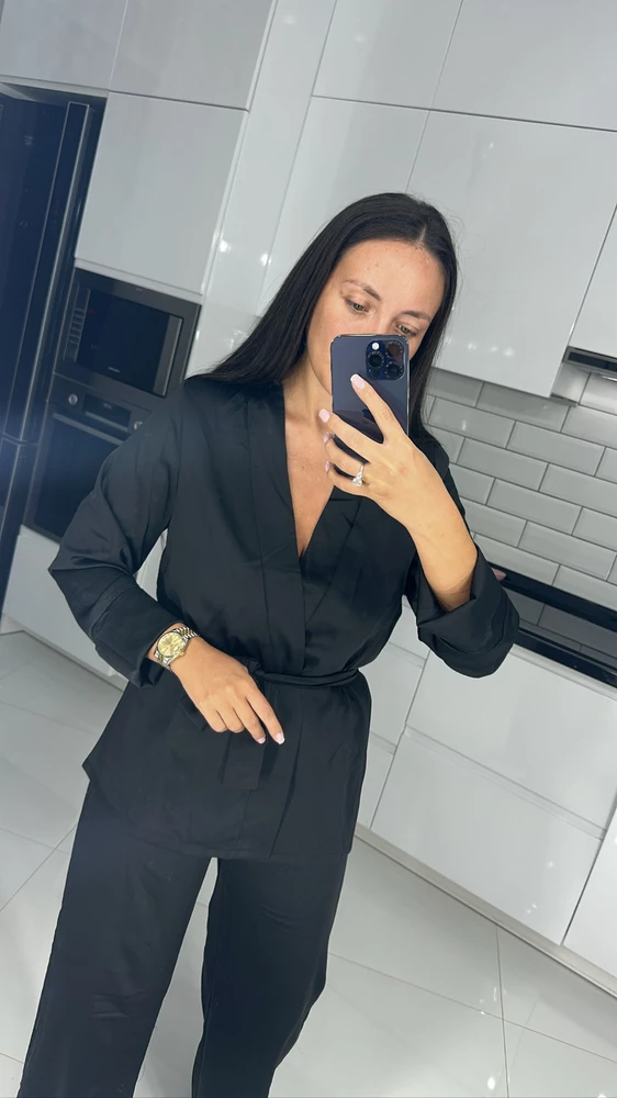 Шикарный костюм, качество шелка порадовало, выглядит дорого. На 44 размер размер М идеально подошел