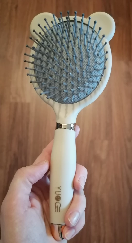 Расческа хорошая, волосы не рвет, удобная. Съёмный Нижний наконечник для чистки у меня больше плотно не вставляется(вытащила посмотреть и больше плотно он не встал).