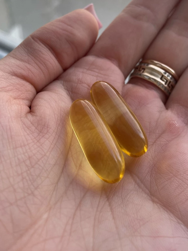 Витаминки были упакованы в красивый мешочек. Запах рыбы не чувствуется. В баночке от 60 капсул, как раз на месяц приема, что очень удобно. У данного бренда прекрасное соотношение цены и качества 👍🏽
Сама омега очень полезная: укрепляет кости, суставы, улучшает память и в целом поддерживает молодость организма. Пью сама и рекомендую всем 👌🏽