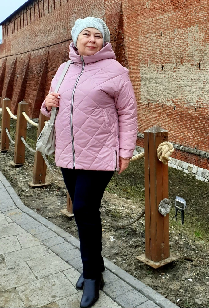 Курткой очень довольна. Лёгкая, удобная, красивая, цвет нежный. Идёт в размер. Упакована была в пакет.
Рекомендую.
Спасибо продавцу.