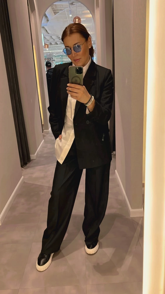 Заказала чёрный классический пиджак , идеально подошел по размеру ,  свой размер 44/46,  заказала 46,  отличная модель, ткань приятная! Очень понравился! Рекомендую 👍