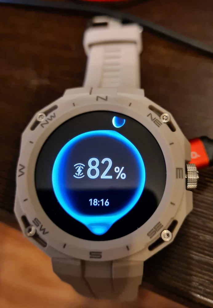 Часы Huawei Watch GT Cyber заряжаются.