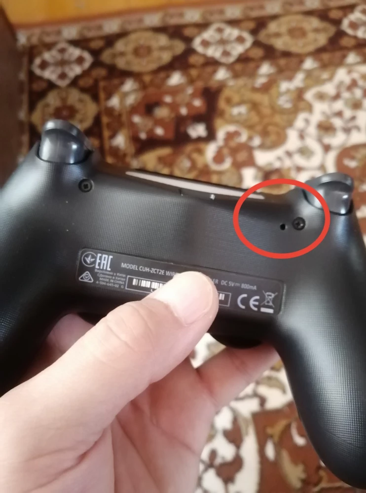 Джойстик конечно не оригинал но полностью рабочий. К PS4 подключается без проблем, к телефону тоже а вот к пк через блютуз проблемно, подключается но не работает. Через кабель к пк работает без проблем совместим с любой игрой. Бывает при подключении к пк джойстик может не отключиться или если отключиться может больше не включиться. Решается это все маленькой кнопкой сброса с задней стороны.