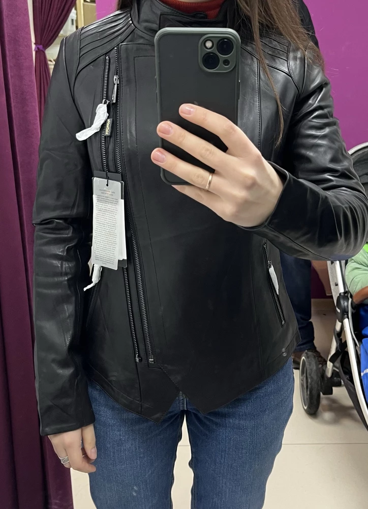 Куртка отличная, как на фото, подбирала размер по фото с размерами. Интересный воротник стойка и можно носить как косуху с откидным воротником, понравился оригинальный пошив, кожа мягка, легко тянется и садиться на по фигуре. На мой рост 164 рукава чуть длинноваты, но можно подвернуть , так как нет замков как на некоторых моделях.Кто любит посовободнее на кофту с широким рукавом, лучше взять на размер больше