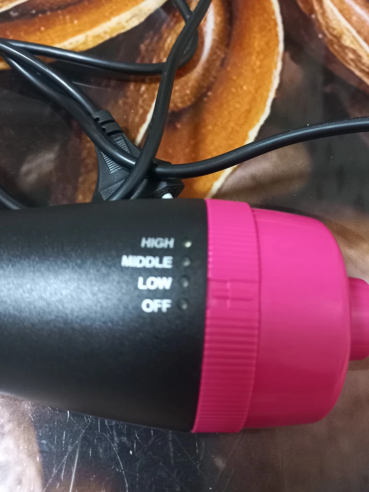 Фен замечательный, со своей задачей справляется. Шнур немного коротковат. На первый взгляд ну очень большая, хотя в эксплуатации это не вредит.