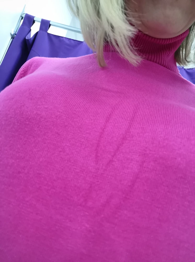 Водолазка приятная. Сняла звезду за брак в виде полос. Поэтому возврат. Перезаказала. Но и на новой были полосы, но уже не столь явные. Может после стирки они станут менее заметными.