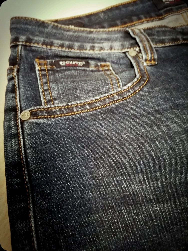 Очень хорошие джинсы за доступную цену. Сшиты качественно. Посадка отличная. Размер в размер. Смотрятся достойно. Рекомендую приобрести.