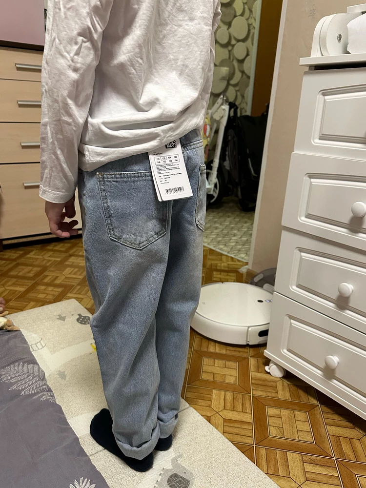 Очень классные джинсы, жаль на моего стройного(худощавого) мальчишку они безумно широки. Расстроена. Отлично будут смотреться на мальчишках среднего или полного телосложения. Модные, джинса хорошая. Рекомендую.