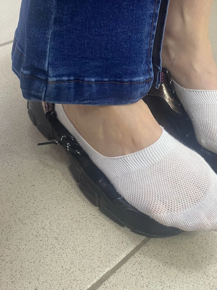 Одна звезда за то, что пишут на высоких. Рост 175 короткие как у клоуна! Ткань очень растягивается, не берите большие. Тонкие тянущие.