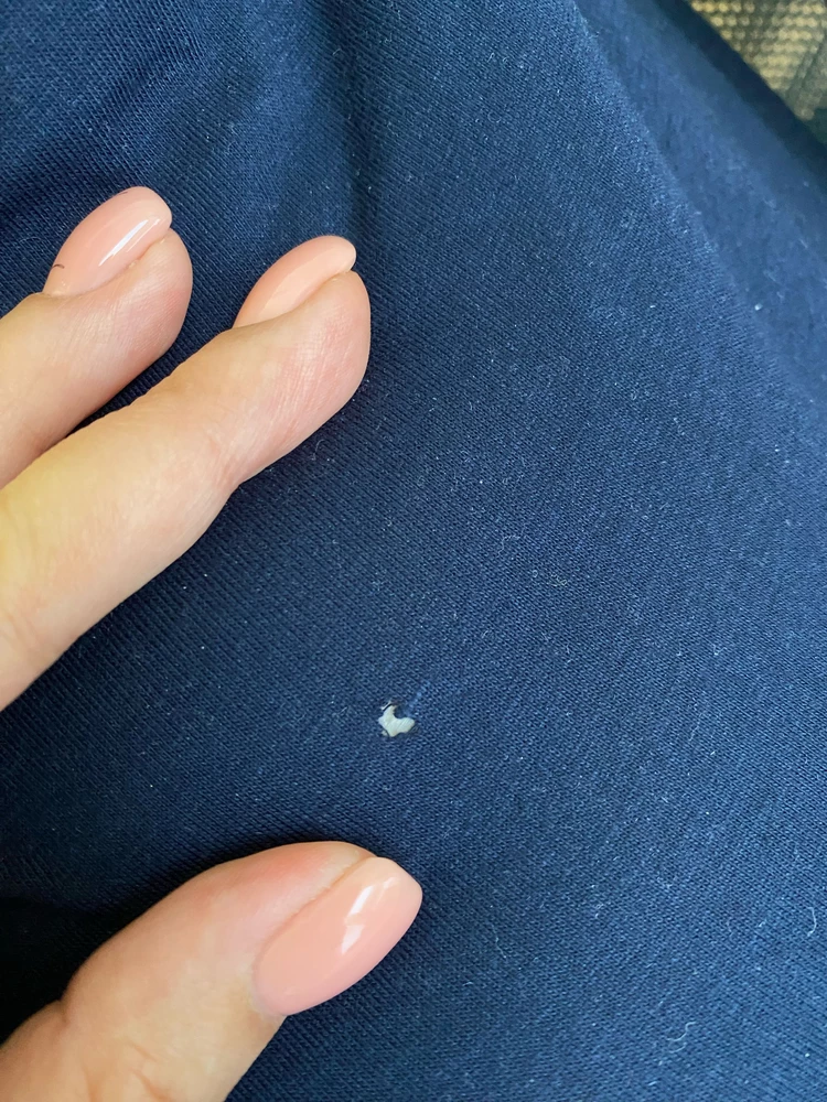 Футболка по качеству хорошая, но пришла с небольшим браком.