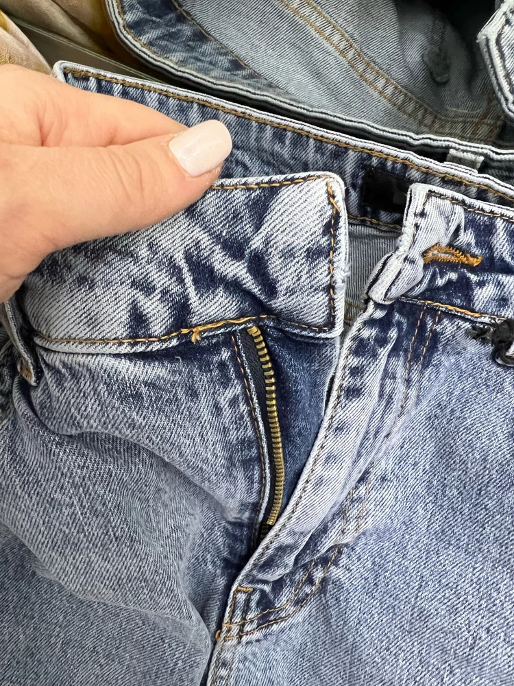 Джинсы классные , действительно на высоких . Прошу не снимать деньги за доставку , пришли без пуговицы. Обидно , очень ждала их.