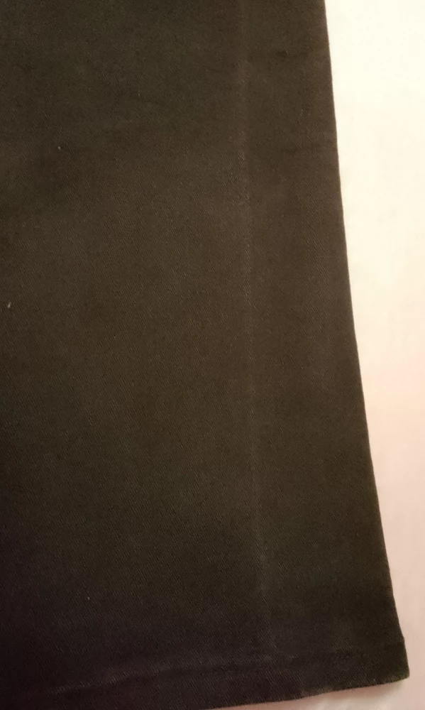 До первой стирки были классными и идеальными, но после первой же деликатной стирки для цветного белья при 30° при использовании 'геля для стирки цветного и черного" цвет ушёл и на одной штанине появились белесые полосы на всю длину и спереди и сзади и пятна.