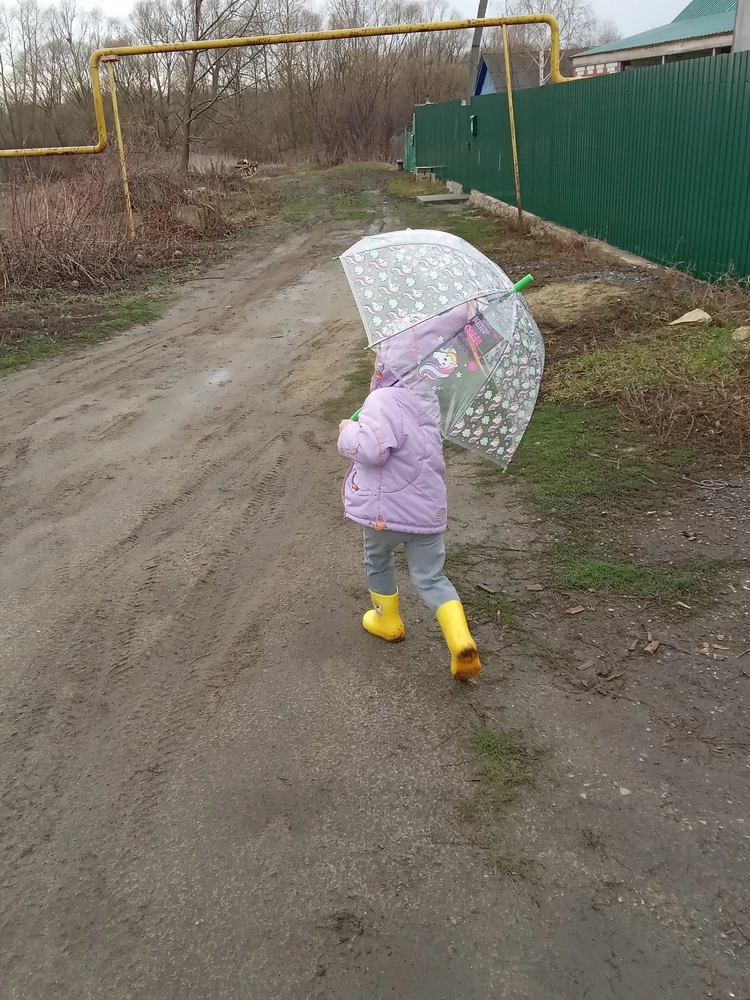 Хороший зонтик. Ребёнок доволен.