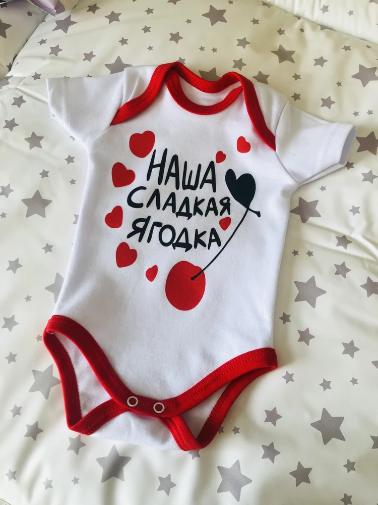 Мягкий бодик, очень яркий и качественный 😍 соответствует размеру! Нужно было заказывать на вырост, у кого в три месяца ребёнок 6 кг и выше заказывайте 68 р. Нам 5.8 кг и 62 размер только только. Может неделю две отходим 😅