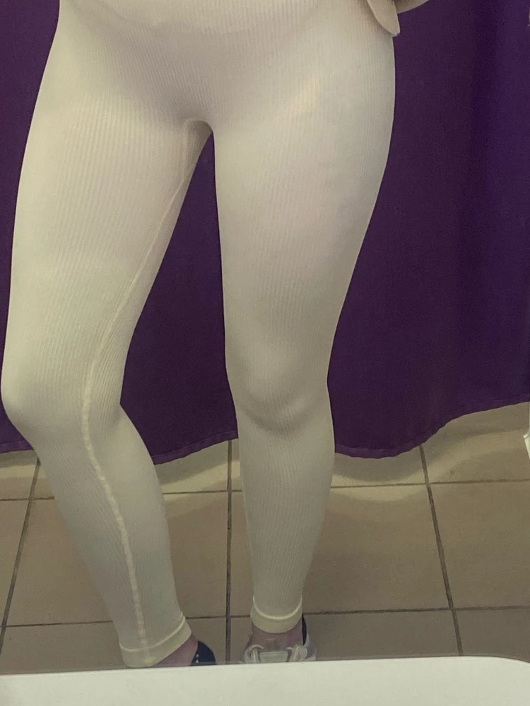 Просвечивает даже татуировка, уж не говорю о трусах. С внутренней части ног яркий выделяющийся шов. Видно все неровности. Подойдет на очень худых или спортивных девушек