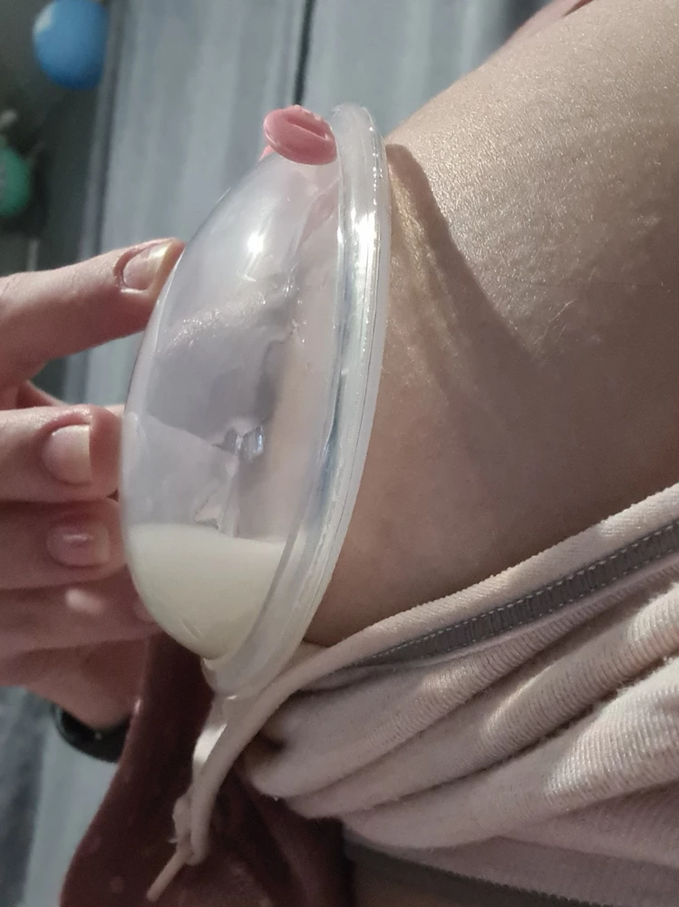 Отличные накладки вместо лактационных вкладышей, которые я только так успевала менять. Молоко часто бежит, особенный прилив ночью пока сплю.
Эта вещица прям палочка-выручалочка. Как во время сна будет, пока не знаю, но надеюсь что ничего не прольётся!
Прилегают к груди плотно.
Пришло всё упаковано в индивидуальные пакетики, всё целое.