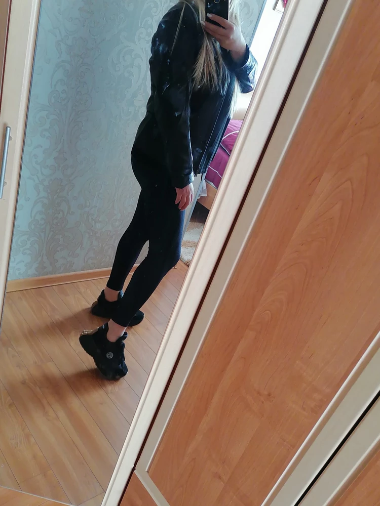 Отличная курточка, если следовать размерной сетке, с размером не ошибётесь,долго выбирала, остановилась на этом варианте и не ошиблась,рекомендую